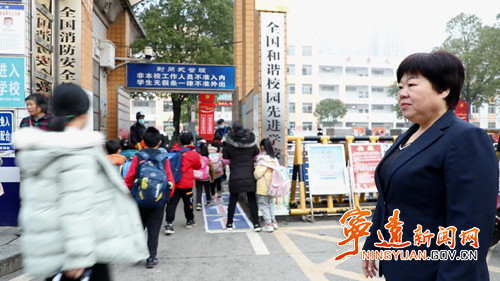 （市人大代表风采）雷云桂：想师生之所想  谋教育发展之路01_副本500.jpg