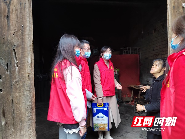 图四五岭阁社区联合辖区爱心企业爱心文体为土坑下村孤寡老人送上大米、食用油等爱心物资.jpg