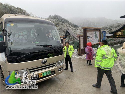 图为交通运输局在云冰山景区检查旅游大巴运行状况.jpg