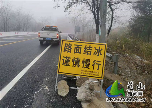 图三 沿路摆放安全提醒标志.jpg