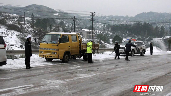 应对低温雨雪天气 衡阳县交警全员上路战冰雪 逆向而行保畅安