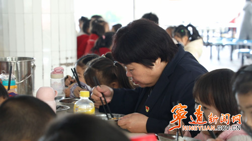 （市人大代表风采）雷云桂：想师生之所想  谋教育发展之路04_副本500.jpg