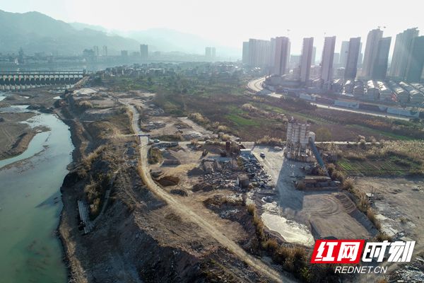 金台社区按照先拆违、后拆迁的顺序,对13户违章厂家进行了约谈,组织了约300人的人员进行拆除,大约拆除面积7400多平方米。_副本.jpg 金台社区按照先拆违、后拆迁的顺序,对13户违章厂家进行了约谈,组织了约300人的人员进行拆除,大约拆除面积7400多平方米。_副本.jpg