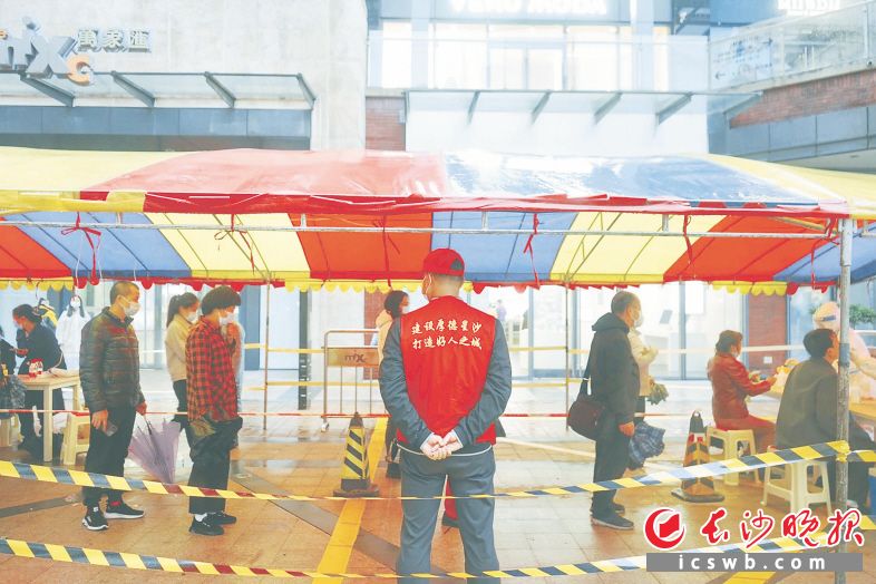 10月18日,面对疫情反弹,长沙县各部门、镇街快速反应、果断出手,发出全县全员核酸检测“集结令”。 吴婉沁 摄