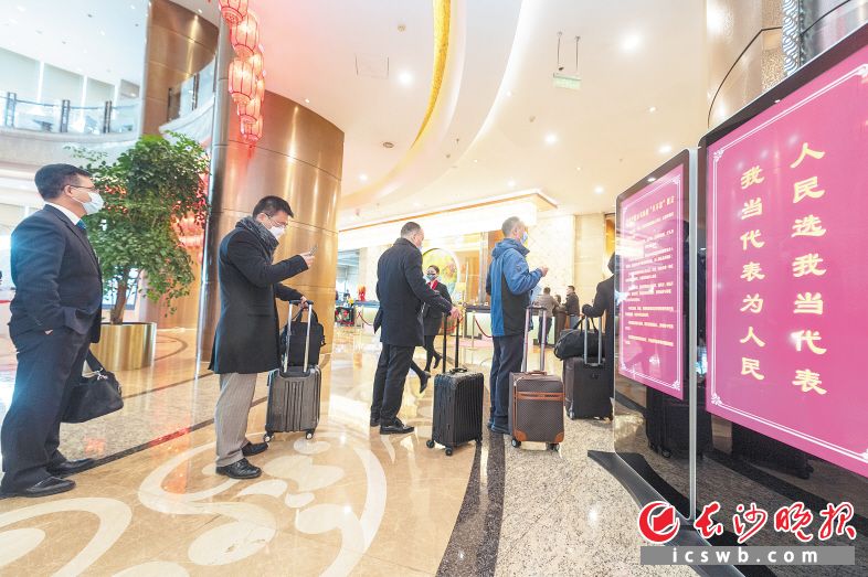 　　12月29日上午，来自全市各区县（市）及各条战线的市人大代表，相继来到长沙市第十六届人民代表大会第一次会议驻地报到。　　长沙晚报全媒体记者 黄启晴 郭雨滴 摄影报道