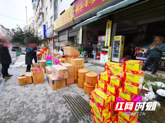 1.羊角塘镇某批发店违法存放的烟花爆竹.jpg