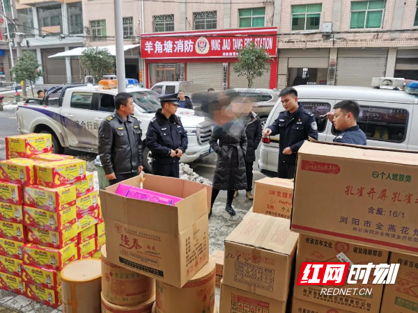 2.羊角塘派出所民警与联合执法队员依法扣押烟花爆竹.jpg 2.羊角塘派出所民警与联合执法队员依法扣押烟花爆竹.jpg