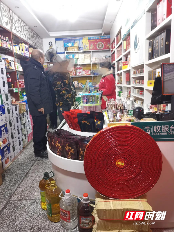 4.店内正在出售的烟花爆竹.jpg 4.店内正在出售的烟花爆竹.jpg