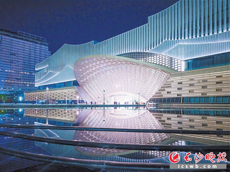 　　长沙县透过“长沙之眼”——长沙国际会议中心，与全球对话。章帝 摄