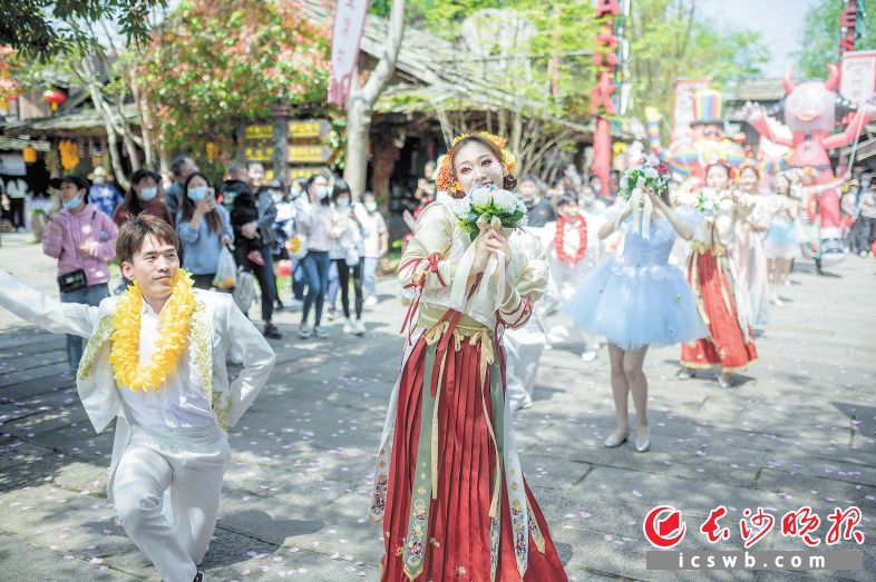 　　新年元旦来临，宁乡市文旅、美食、购物特惠活动狂欢上演，炭河古镇亲子秀持续输出，闺蜜结伴情侣约会、全家出游炭河古城，花式潮玩根本停不下来！　　长沙晚报全媒体记者 张禹 通讯员  刘林凤 摄影报道