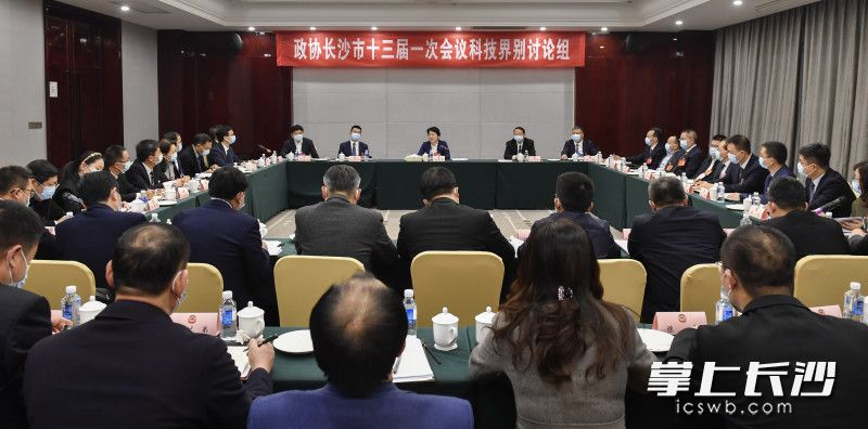 2021年12月31日下午，省委常委、市委书记吴桂英参加市政协十三届一次会议科技界分组讨论。长沙晚报全媒体记者 余劭劼 摄