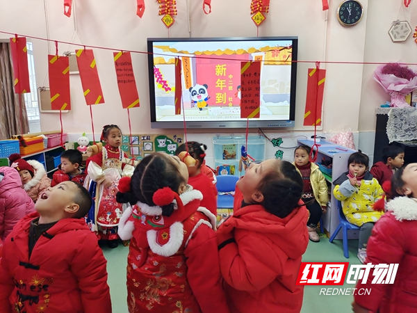 春天游戏:猜灯谜。.jpg 春天游戏:猜灯谜。.jpg