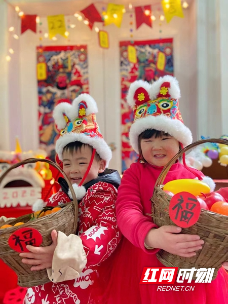 戴虎头帽开心迎接新年的孩子们。.jpg 戴虎头帽开心迎接新年的孩子们。.jpg