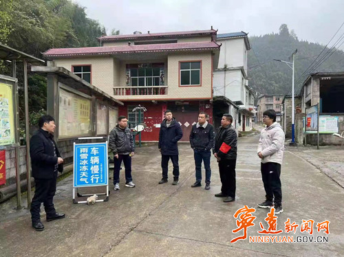宁远：党员群众齐上阵 合力守护保平安_副本500.jpg