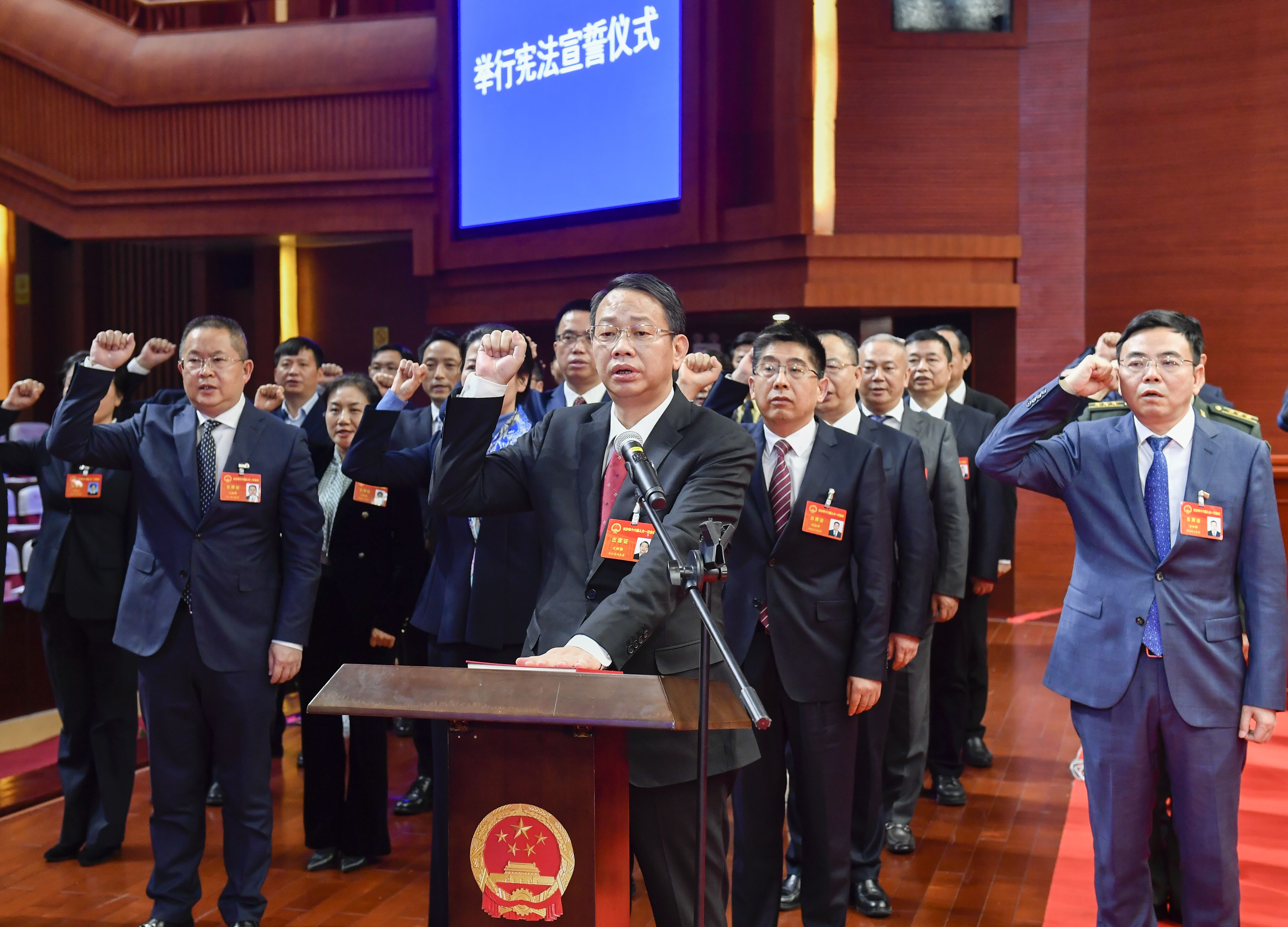 新当选的市人大常委会主任文树勋率市人大常委会副主任，秘书长，专门委员会主任委员进行宪法宣誓。