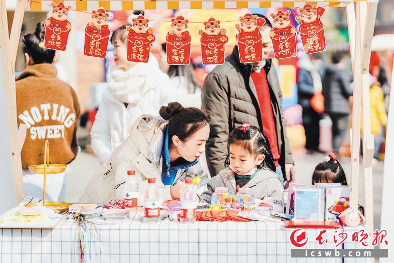 以国潮迎新年，3日下午，长沙新年首场国潮春集在开福区伍家岭街道科大佳园社区热闹开市。长沙晚报全媒体记者 李卓 摄