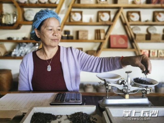 “创二代”黎琳成长为普洱茶茶叶工程师，并担任云南省民族茶文化研究会副会长。