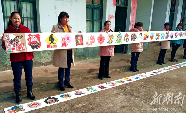 100-tiger paper-cutting scroll made to greet year of the tiger-Rednet