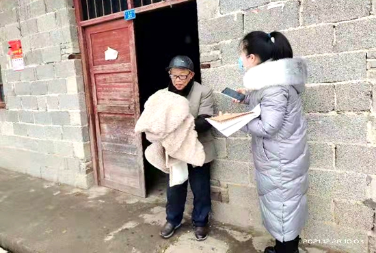 为特困供养对象送上被子.jpg