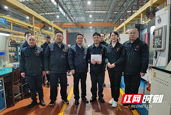 1月4日上午，新年的第一个工作日，江麓集团党委副书记、纪委书记、工会主席崔哲辉带着公司的关怀，为公司当天生日的员工送上生日蛋糕券和生日贺卡。.jpg