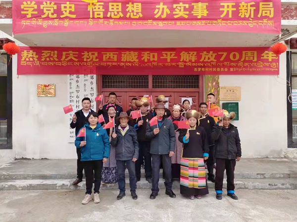 图为驻村工作队组织群众开展庆祝中国共产党成立100周年活动。_副本.jpg