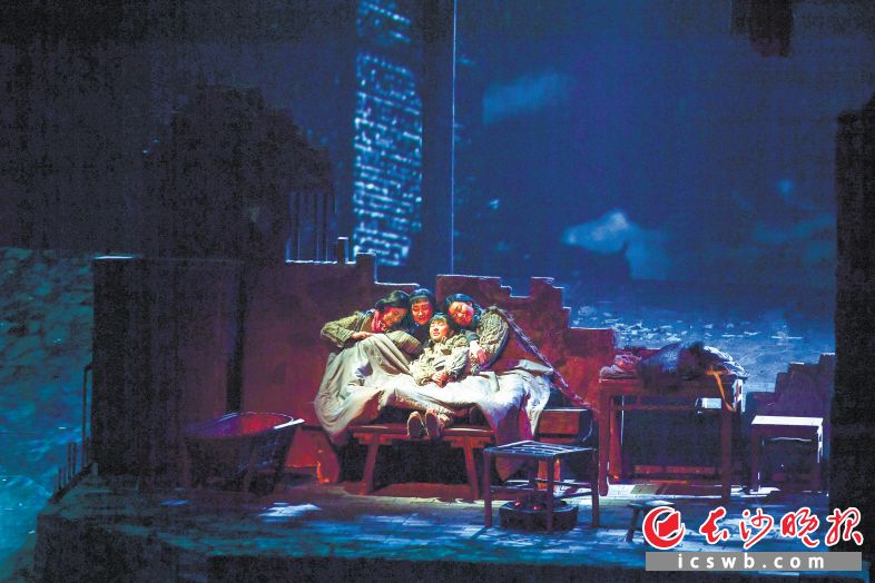 　　1月4日晚，民族歌剧《半条红军被》亮相第七届湖南艺术节。长沙晚报全媒体记者 邹麟 摄