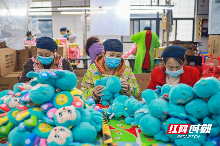 1月5日，蓝山县星月投资科技有限公司生产线上，工人正在赶制一批发往海外市场的玩具订单。 (1).jpg