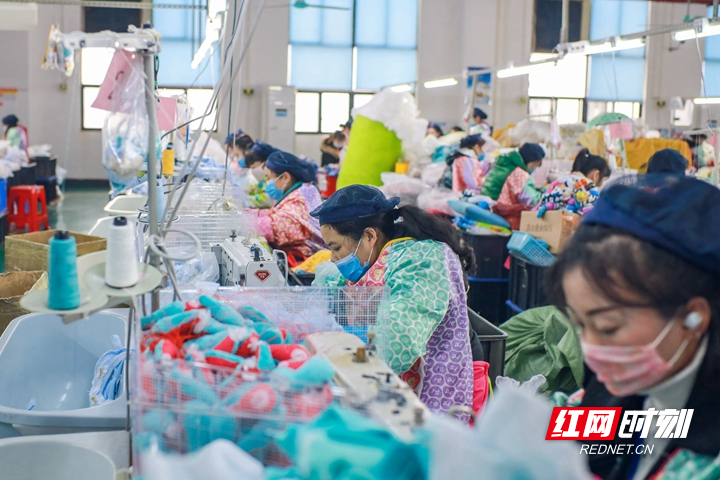 1月5日，蓝山县星月投资科技有限公司生产线上，工人正在赶制一批发往海外市场的玩具订单。 (10).jpg