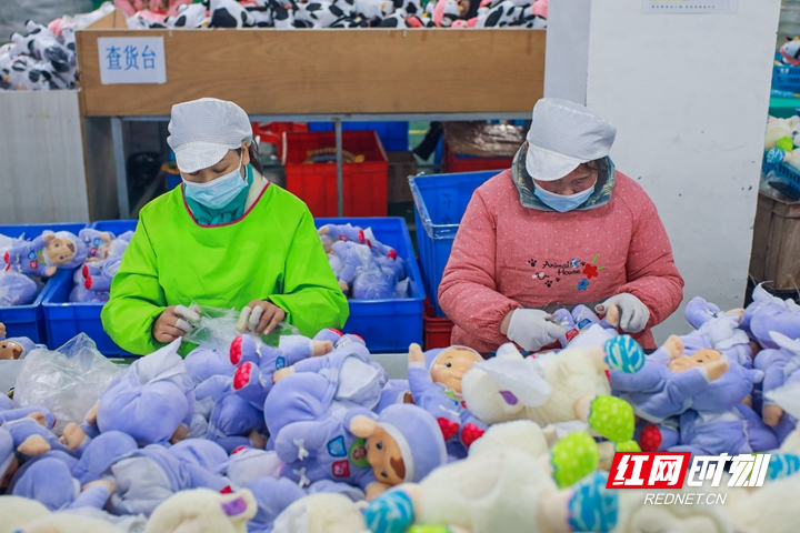 1月5日，蓝山县星月投资科技有限公司生产线上，工人正在赶制一批发往海外市场的玩具订单。 (13).jpg