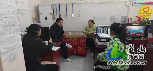 黄积文深入社区.jpg