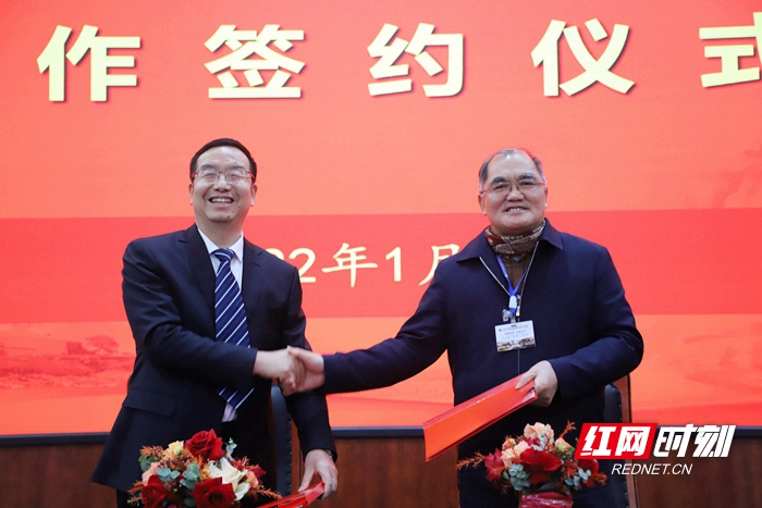 学院党委副书记、校长刘国华与武陵源区旅游职业学校校长廖玉华签署协议；.jpg