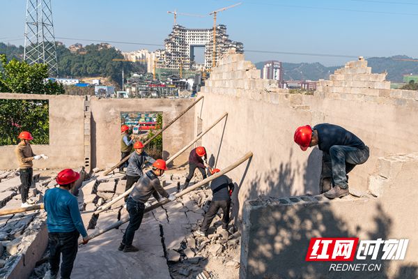 永定区大庸桥街道办事处热水坑社区内一处违法建筑被拆除。_副本.jpg