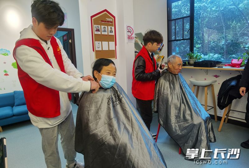 在湘腾琴岛小区邻里中心，志愿者正在为社区老人免费理发。