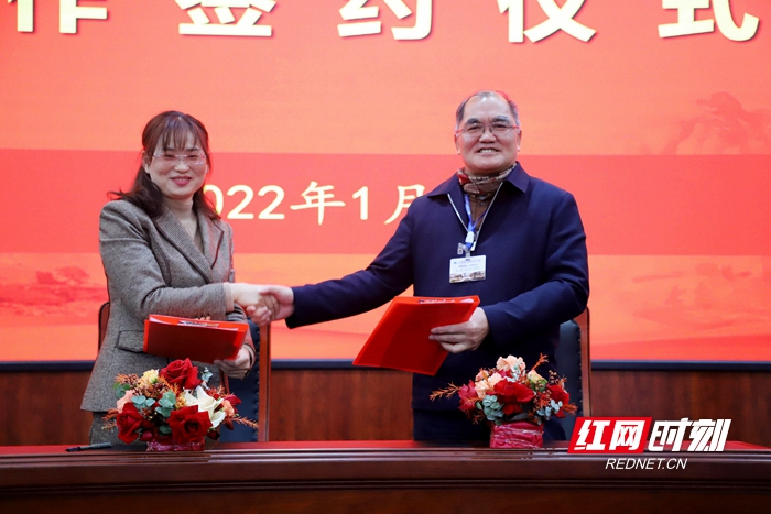 学院党委副书记、校长刘国华与武陵源区人民政府副区长唐丽签署协议.jpg