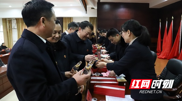 宁远县人民检察院召开“从检三十年”检察荣誉章颁发表彰大会 (4).JPG