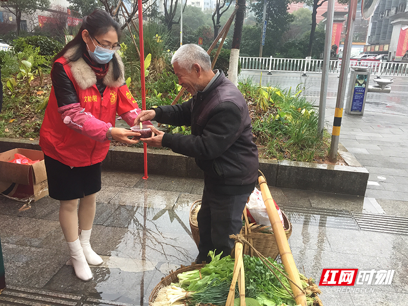 图五文星社区联合辖区企业郴州名汇物业开展腊八节赠粥活动，为忙碌出行的人送上温暖与祝福。（谢丽萍  段玛丽  摄）.jpg