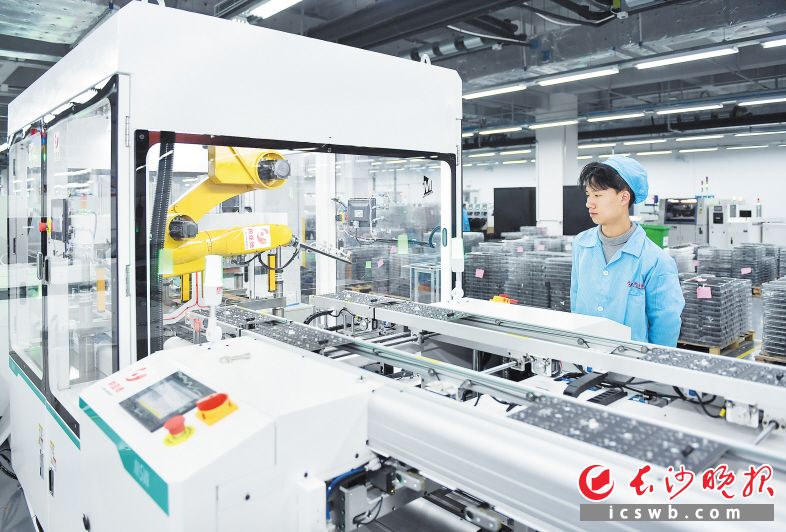 　　利亚德光电智造产业园的生产车间，20多道工序里绝大部分已实现全自动化生产。