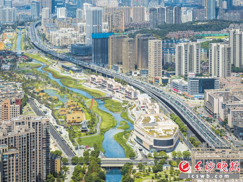 经过3年提质改造施工，圭塘河井塘段变身一处风景宜人的市民公园。 　　长沙晚报全媒体记者 陈焕明 通讯员 闫诗琦 摄影报道