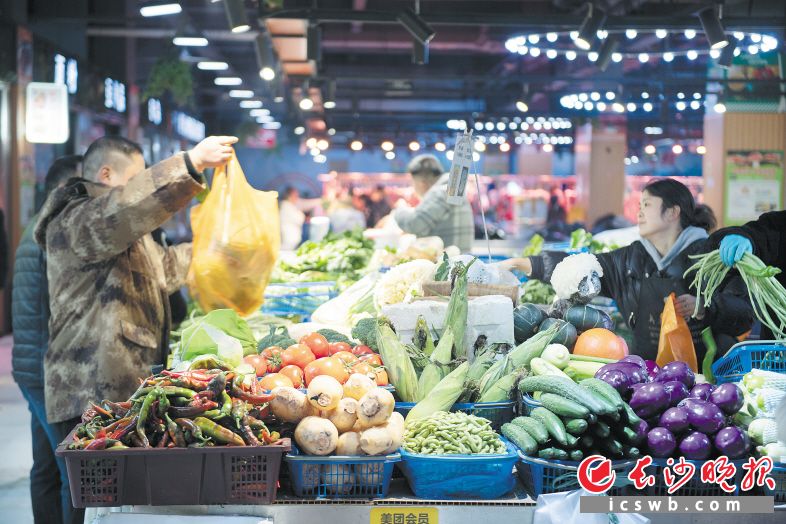　　菜品丰富、环境洁净的芙蓉区东宜农贸市场。 黄启晴 摄