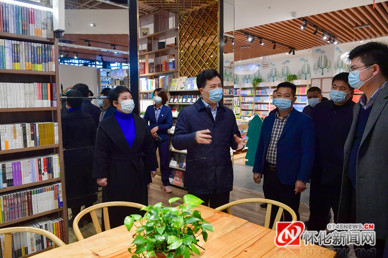 1月9日上午,市委副书记、市长黎春秋在城区调研民生实事工作,图为黎春秋在奥林社区一商业综合体调研。