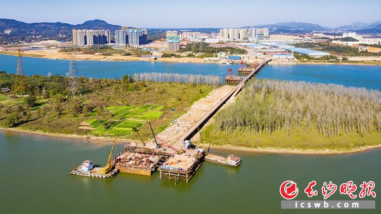 　　香炉洲大桥项目开建以来不断刷新着“望城速度”，2021年完成项目年度总投资145％。