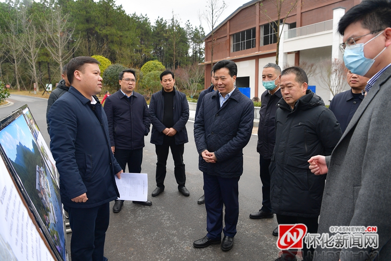 图为黎春秋在岩门公园调研。(本报记者 潘雨 摄)
