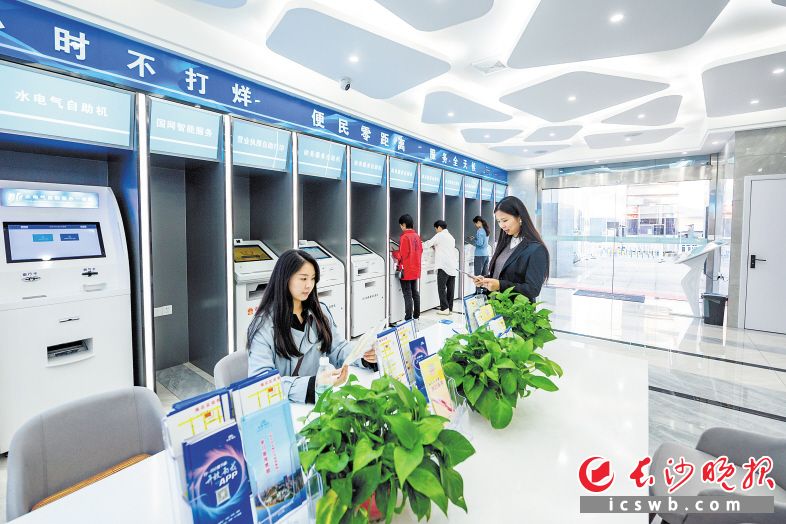 　　以不断优化的营商环境，推动项目建设提速、企业发展加速。瞧，雨花区24小时政务自助服务厅正提供“不打烊”的服务。陈飞 摄