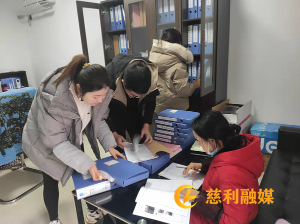 在部门进行资料查阅.jpg