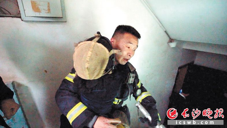 　　消防员将空气呼吸面罩让给孩子，将其成功救出。长沙晚报通讯员 张佳欣 供图