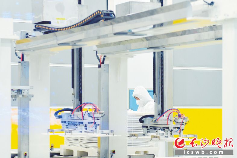 雅士林蚕桑丝绸智造产业园内，养蚕厂房、繁育中心、粉碎车间、注塑厂房等一期主体已全部完工。