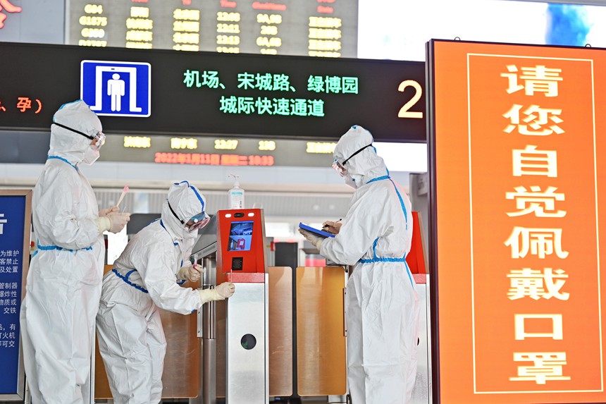 工作人员在排查风险隐患。王玮摄