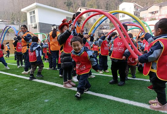 武陵源区索溪中心幼儿园：传承民间游戏 点亮幸福童年.jpg