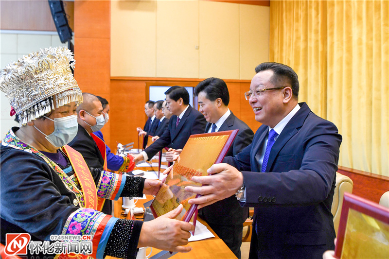 会议对全市民族团结进步模范集体和模范个人进行了表彰。（以上照片均由记者 杨智伟 摄）
