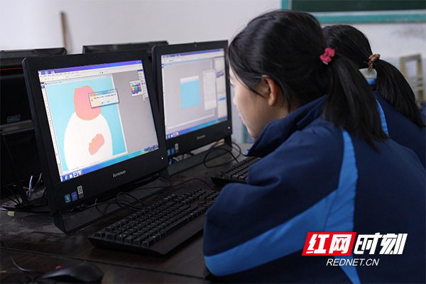 学生在电脑上绘画.png